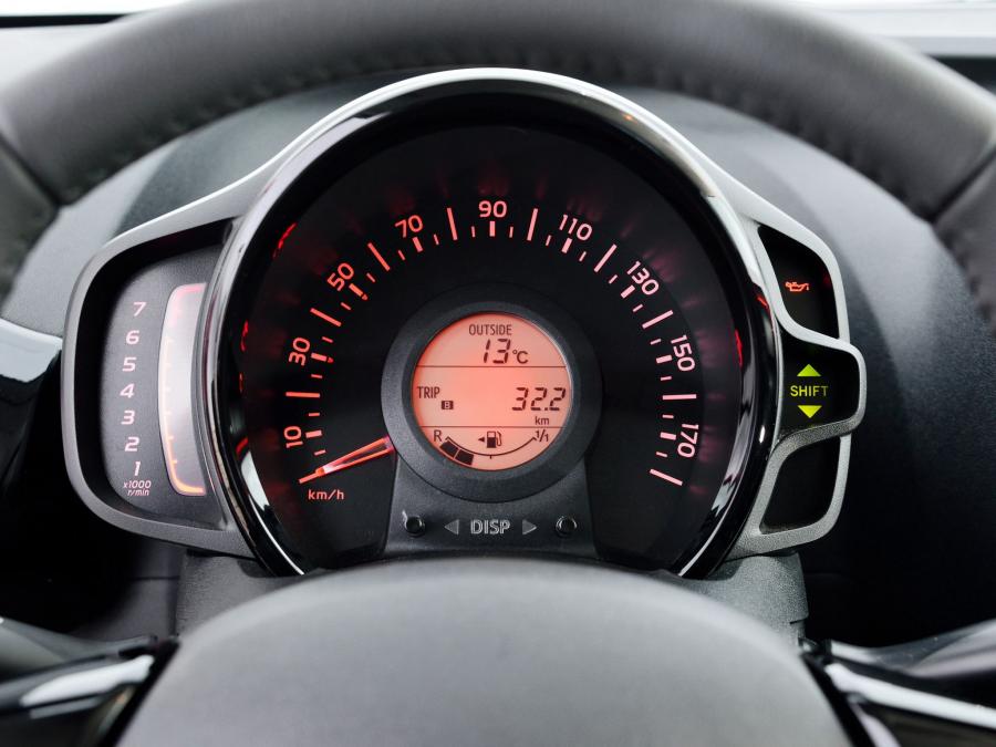  Toyota Aygo x-cite 5-Door 2014 года  (фото 15 из 30)
